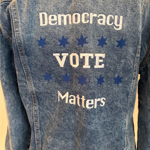 #109 Women’s Vintage-Inspired Blue Denim Jacket with Embroidery. Like New! - Picture 6 of 12